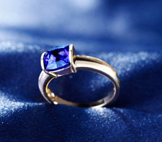 Beautiful 1 Carat cushion cut Blue Sapphire Solitaire Engagement Ring in Yellow Gold